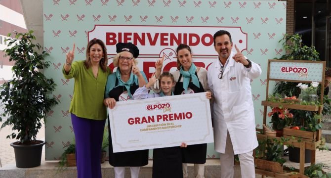 La directora corporativa de Recursos Humanos de Grupo Fuertes, María José  Cánovas y el director general de El Pozo Alimentación, Rafael Fuertes, junto  al equipo ganador del concurso ‘ElPozoChef’