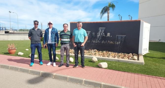 Representantes de Esamur y de la empresa Gradiant durante la visita a la EDAR de San Pedro del Pinatar.