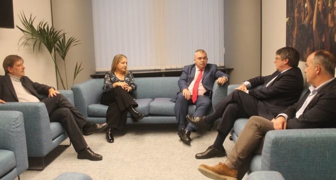 Instantes de las negociaciones entre el número 3 del PSOE, Santos Cerdán, y Puigdemont. 
