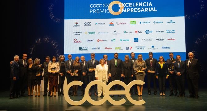 Imagen de todos los galardonados en los XXVI Premios de Excelencia Empresarial de COEC.
