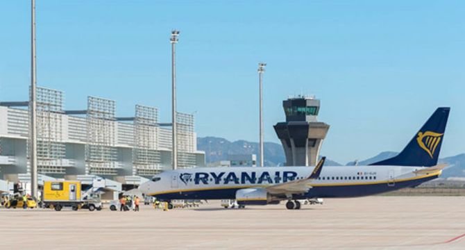 En relación a los viajeros de octubre, el aeropuerto murciano gestionó 94.914  pasajeros, lo que supone un incremento de tráfico del 4,8% respecto al mismo mes de 2022.  (Archivo)