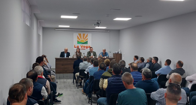 La consejera de Agricultura preside la reunión con agricultores de fruta de hueso en Cieza.