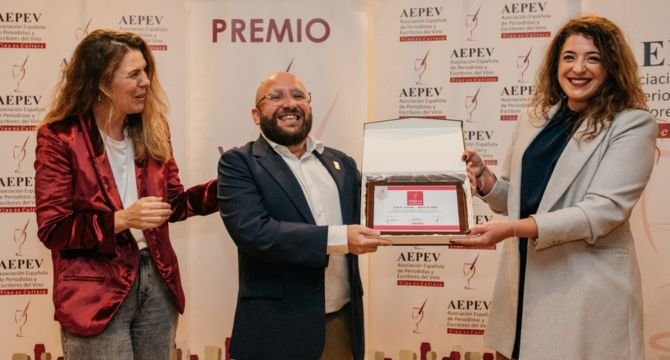 El premio fue recogido por Esther González de Paz, responsable de comunicación del Consejo Regulador DOP Jumilla, y José Ángel Cuenca, de Casa Jaleos, la agencia de comunicación directora del proy