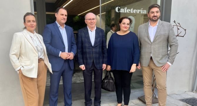 El acuerdo ha sido rubricado por el presidente de Frecom, José Hernández, y el director de Cáritas Diócesis de Cartagena, José Antonio Planes, en el nuevo establecimiento.