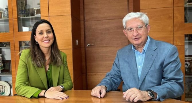 La consejera de Hefame Adriana Moreno, ha hecho la entrega de la recaudación al presidente de la Asociación Contra el Cáncer, Miguel Molina.