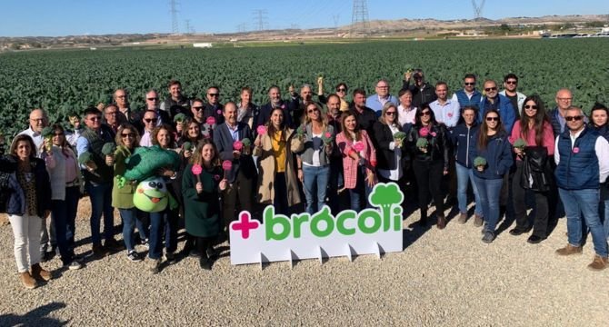 Rubira junto junto al resto de asistentes en el acto de inicio de recolección de la campaña de brócoli, entre los que se encuentra la madrina de la campaña, Gemma Mengual.