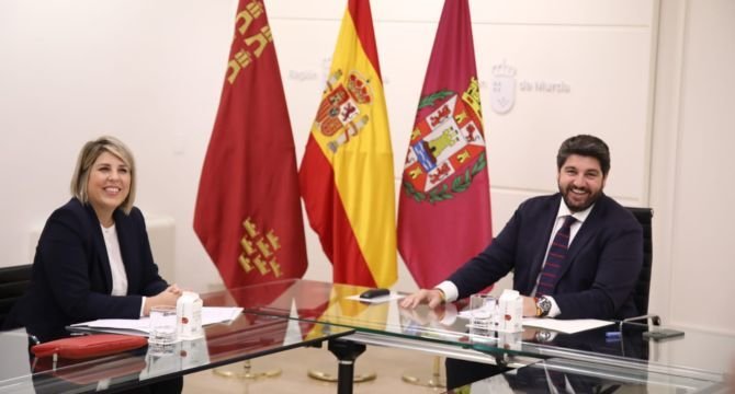 Imagen de la reunión entre el presidente de la Comunidad, Fernando López Miras y la alcaldesa de Cartagena, Noelia Arroyo, en el Palacio de San Esteban.