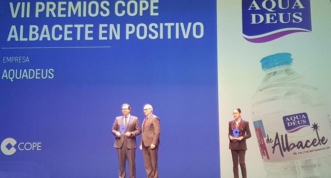 Adrián Perez, director general de Aquadeus recibe el galardón  de manos de Herminio Molina, presidente de la Fundación Globalcaja  Albacete.
