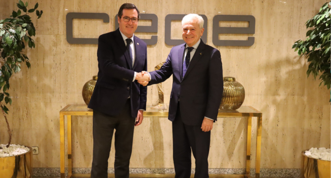 El presidente de CEOE, Antonio Garamendi, y el presidente de Primafrio, José Esteban Conesa, han formalizado la adhesión de la empresa en la sede de la Confederación, en Madrid. (1)