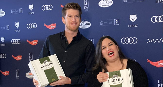 Imagen de los presentadores Laura Galán y Miguel Bernardeau en la presentación de las candidaturas de los Premios Feroz 2024.