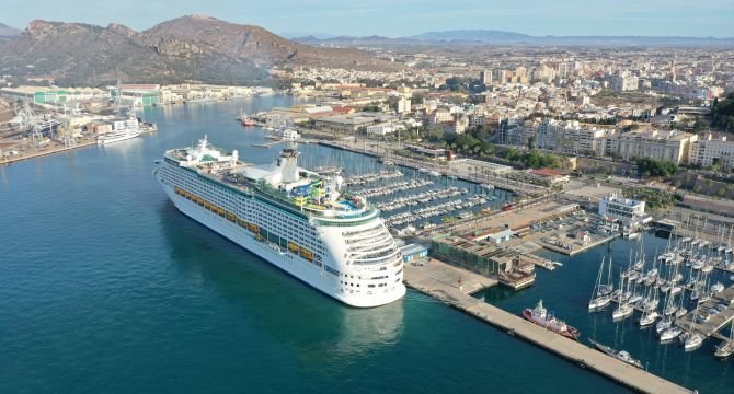 El 3 de diciembre arranca con el primer crucero del mes, en una primera escala del buque Iona y continuará hasta el 25 de diciembre con la entrada a la dársena de Cartagena del crucero Renaissance