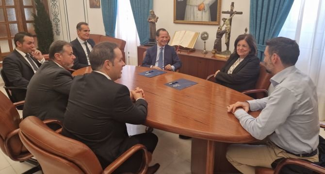 La presidenta de laUCAM, María Dolores García, y el Consejero Delegado de Singular Bank, Javier Marín Romano, han firmado el convenio de colaboración.