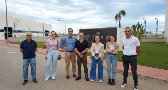 La jefa de Innovación de la Corporación de Agua de Australia Occidental, Lijun Mo (2i), y su equipo, durante la visita a la EDAR de San Pedro del Pinatar.
