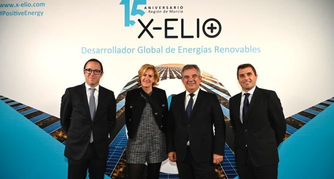 El consejero de Medioambiente, Vázquez Rojas, junto al presidente y CEO de X-ELIO, Lluís Noguera.
