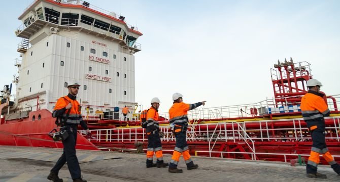 El buque ha descargado en el Puerto de Cartagena las primeras 7.500 toneladas de aceite de  cocina usado que el complejo industrial transformará en combustibles renovables en su nueva  planta.  