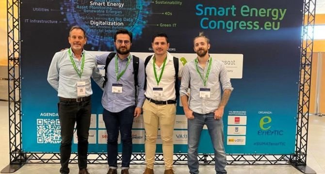 Antonio Vicente, CEO de AI Talentum, (1º por la izquierda) junto al CEO de AI Nostrum, Víctor Campillo (2º por la derecha).