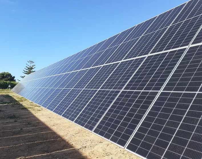 Soltec-Panel-fotovoltaico-sobre-tracker-scaled-1