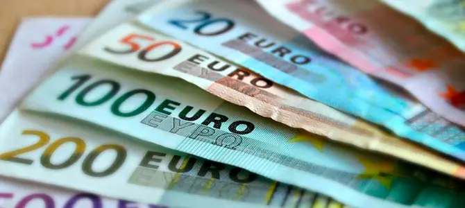 Imagen de archivo de dinero.