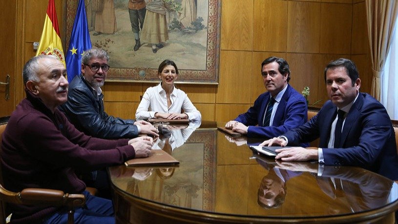 Imagen de archivo de una reunión de la ministra Díaz con los agentes sociales.