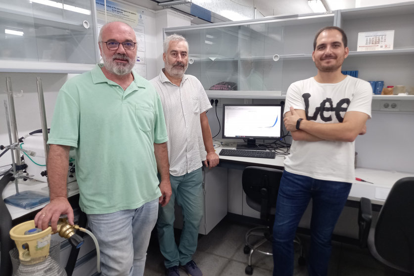 El profesor de la UPCT Antonio Jesús Fernández, junto al equipo que participa en el grupo de trabajo que diseña el prototipo de batería que funciona con hemoglobina.