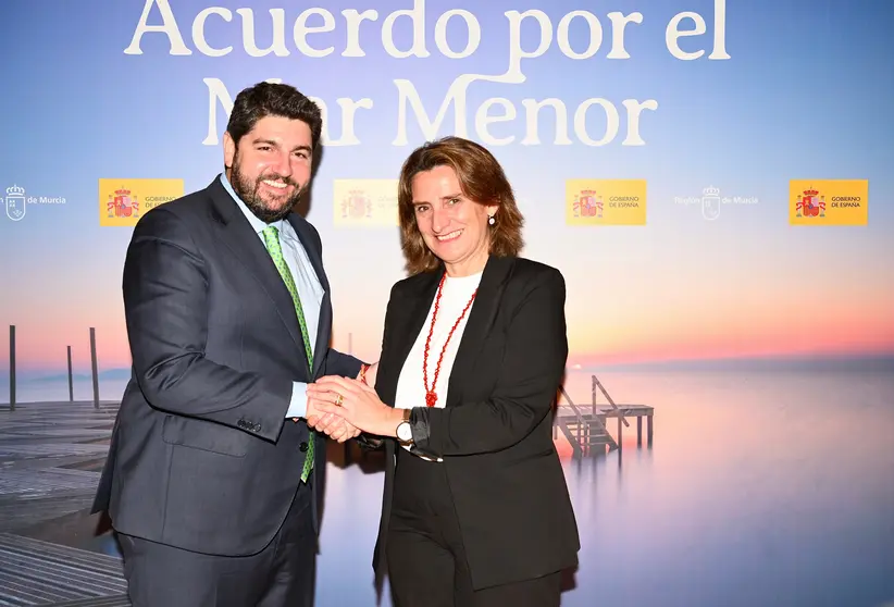 Fernando L&oacute;pez Miras y Teresa Ribera, durante la firma del protocolo.