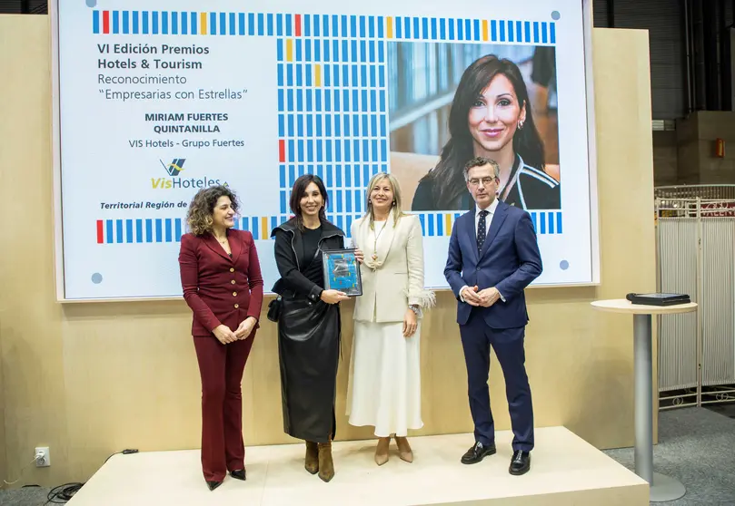 Entrega premios Hotels&Tourism CaixaBank a Miriam Fuertes