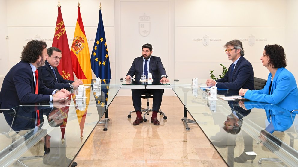 El jefe del Ejecutivo regional, Fernando López Miras, se reunió este miércoles en el Palacio de San Esteban con el presidente de la Confederación Regional de Organizaciones Empresariales de Murcia (CROEM), José María Albarracín.
