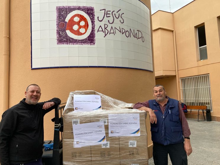 Entrega donacion SABIC a representantes de la Asociacion Jesus Abandonado