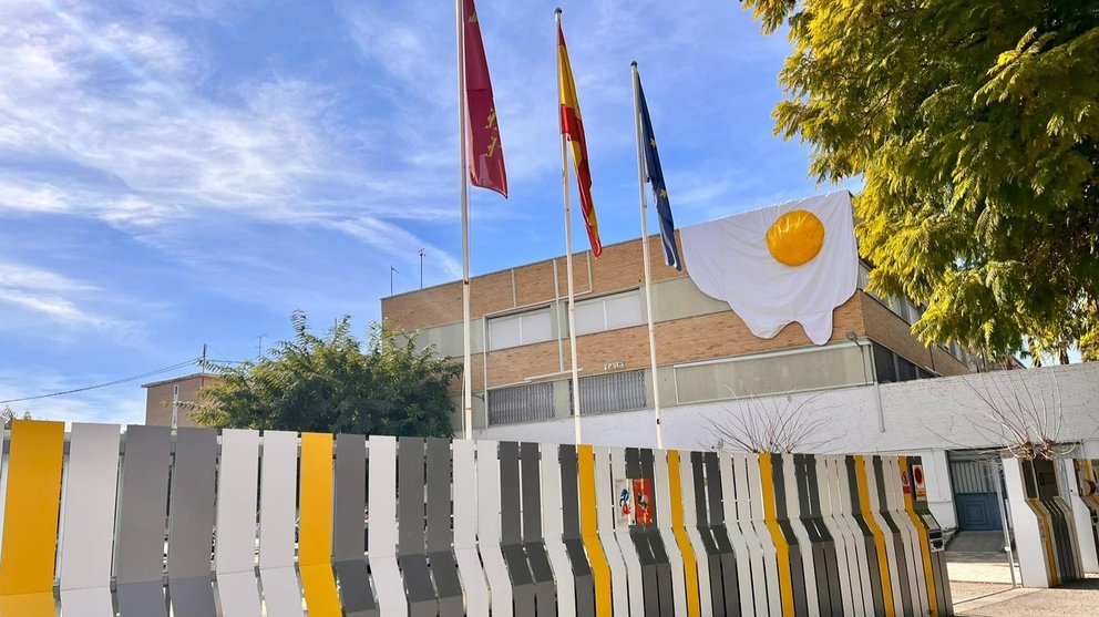 Detalle de la fachada de la Escuela de Diseño de Murcia, intervenido por Circúbica.