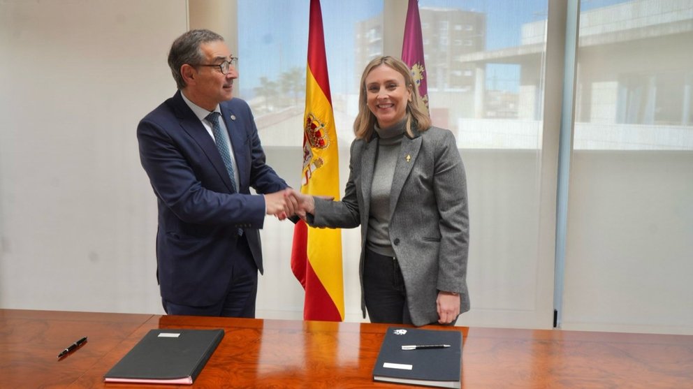 La consejera de Política Social, Conchita Ruiz, y el rector de la Universidad de Murcia, José Luján, durante la firma del convenio 'Poimet'.