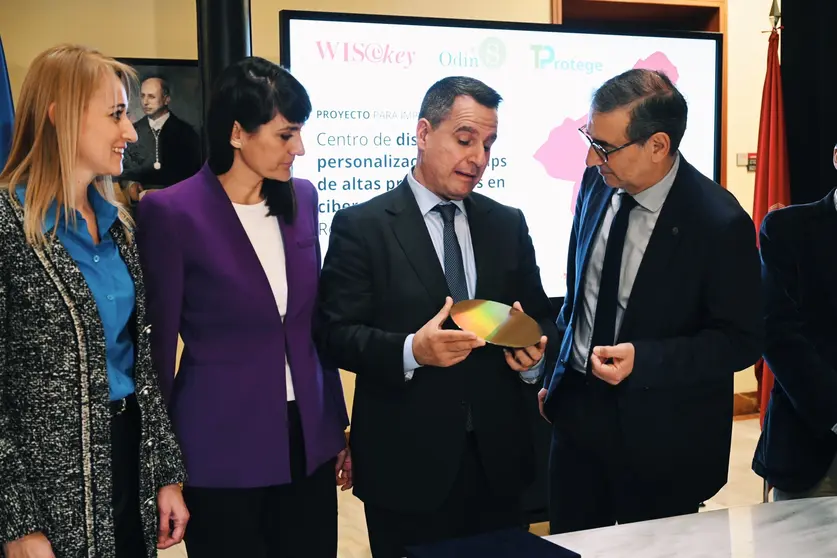 Jos&eacute; Trigueros, directivo de la Spin Off de la UMU Odin Solutions, muestra al rector, la secretaria de Estado y la delegada del Gobierno, el material con el que se fabrican los chips