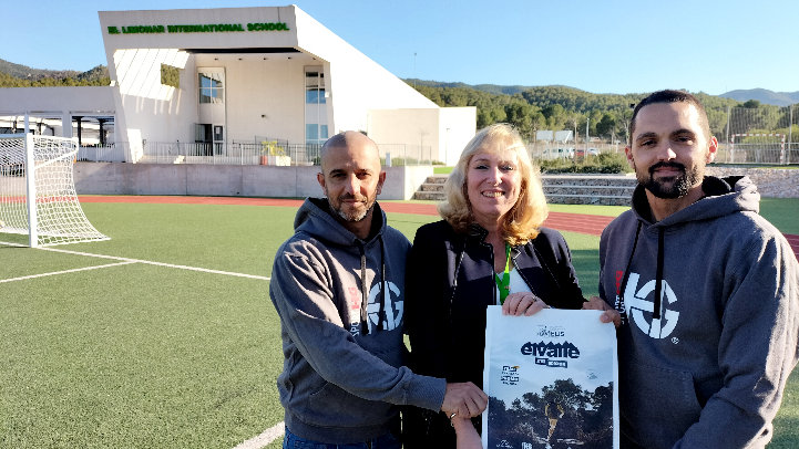 Vanessa Grimward, directora ejecutiva de ELIS, junto a Ginés Aroca y Sergio Sánchez, director ejecutivo y director técnico del Club Alpino Murcia, en las instalaciones de ELIS Murcia en Montevida (La Alberca, Murcia).