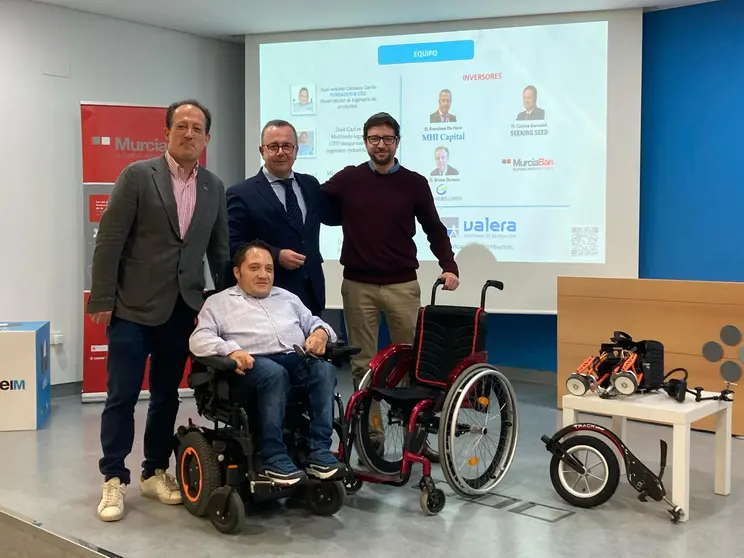 El CEO de Avant Devices con los inversores y el coordinador de Murcia-Ban
