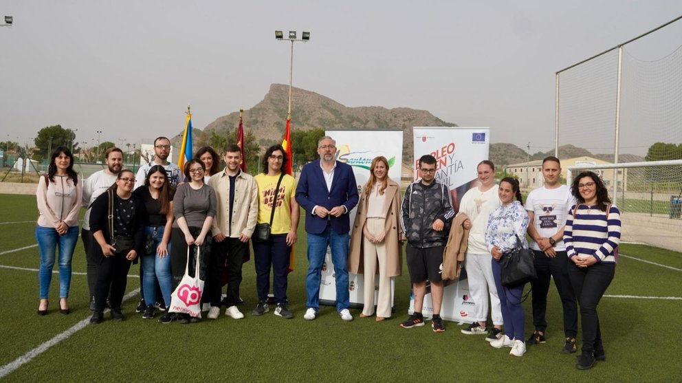 La directora del SEF, Marisa López, y el alcalde de Santomera, Víctor Martínez, inauguraron un curso que formará a diez jóvenes desempleados para trabajar en instalaciones deportivas.
