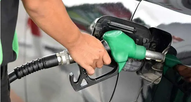 Una persona repostando en una gasolinera. (Archivo)