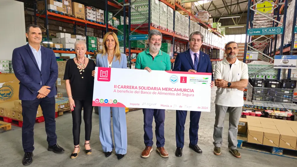 El concejal de Comercio y Consumo del consistorio murciano, Jes&uacute;s Pacheco, y la edil de Bienestar Social, Pilar Torres, han entregado el cheque a Jos&eacute; Garc&iacute;a-Galbis, presidente del Banco de Alimentos, en sus instalaciones.