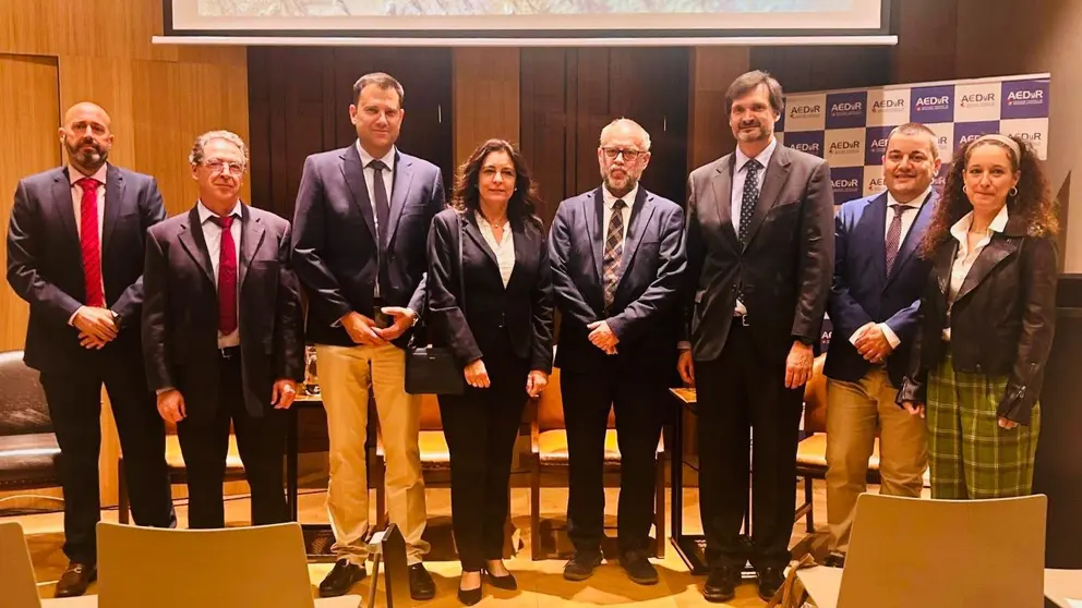 Integrantes de una de las mesas de debate de la jornada 'Desalaci&oacute;n y reutilizaci&oacute;n como garant&iacute;a de suministro para regad&iacute;o en tiempos de sequ&iacute;a', organizada por la Asociaci&oacute;n Espa&ntilde;ola de Desalaci&oacute;n y Reutilizaci&oacute;n.