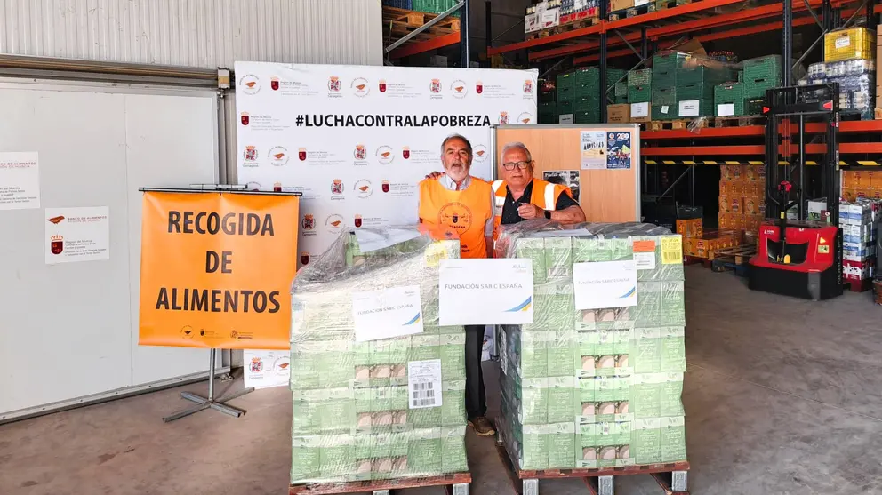 Sabic entrega dos pallets de leche al Banco de Alimentos de la Regi&oacute;n en el marco de la campa&ntilde;a 'P&iacute;ntale un bigote de leche'.