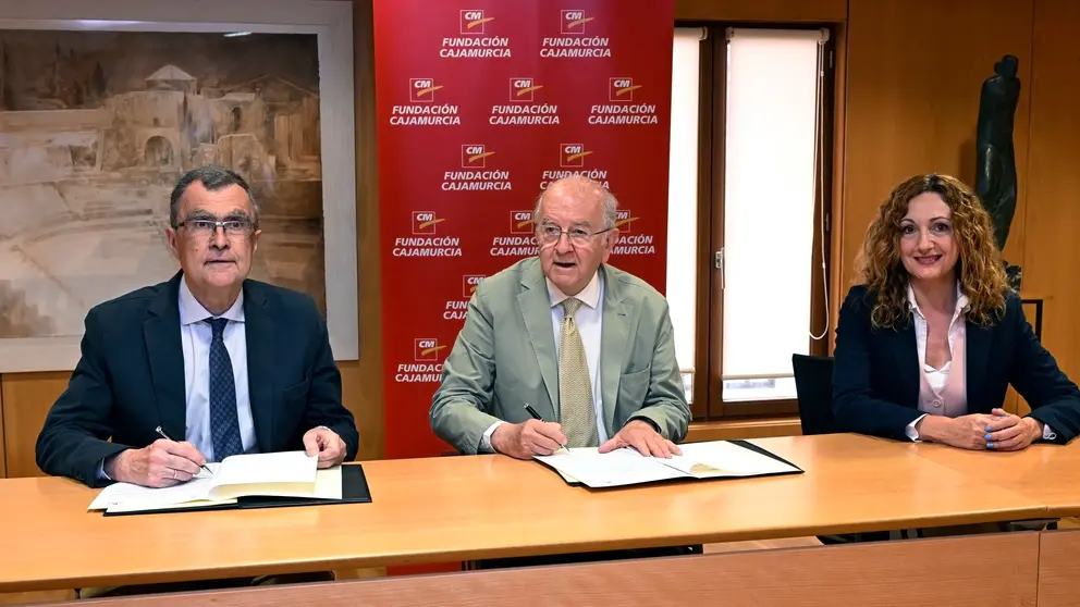 El alcalde Murcia, Jos&eacute; Ballesta; el presidente de la Fundaci&oacute;n Cajamurcia, Carlos Egea, y la concejala de Mujer, Pol&iacute;ticas de Conciliaci&oacute;n, Mayores y Discapacidad, Ascensi&oacute;n Carre&ntilde;o, durante la firma del convenio.