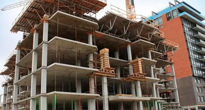 Edificio en construcci&oacute;n en Murcia. (Archivo)