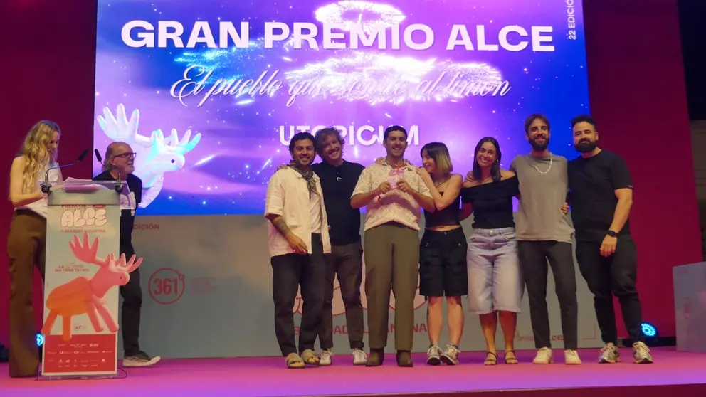 Momento de la entrega del galard&oacute;n a El Limonar de Santomera en los Premios Alce.