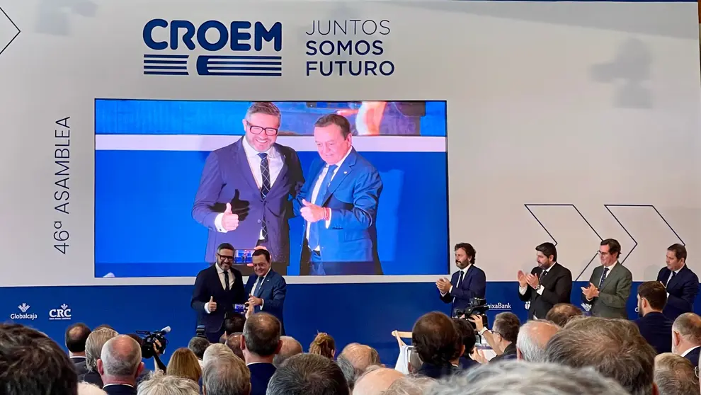 Miguel L&oacute;pez Abad, reci&eacute;n proclamado presidente de CROEM y Jos&eacute; Mar&iacute;a Albarrac&iacute;n, anterior presidente.