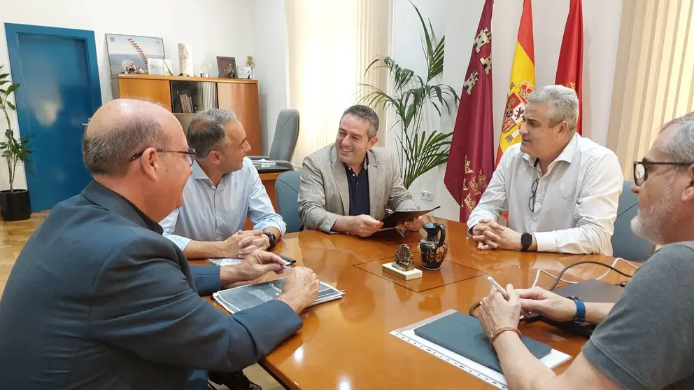 La Consejer&iacute;a de Econom&iacute;a, Hacienda y Empresa, a trav&eacute;s de la Direcci&oacute;n General de Impulso al Comercio, Innovaci&oacute;n Empresarial e Industrias y Oficios Artesanales, ha destinado en el &uacute;ltimo a&ntilde;o m&aacute;s de 100.000 euros al impulso y dinamizaci&oacute;n del comercio en Alcantarilla.