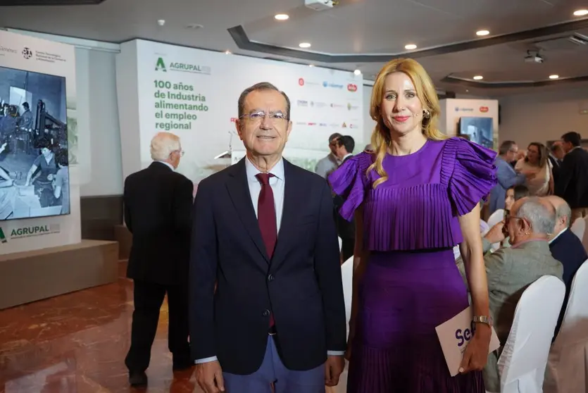 La directora general del SEF, Marisa L&oacute;pez Arag&oacute;n, junto al presidente de Agrupal, Jos&eacute; Garc&iacute;a.