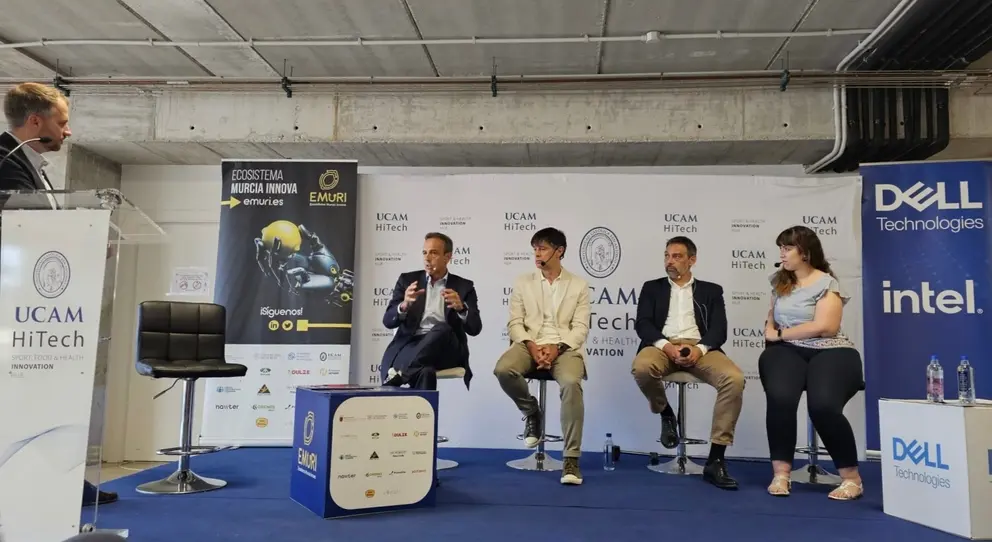 El director general de Hefame, Javier L&oacute;pez, ha participado en la jornada &lsquo;Aplicaciones pr&aacute;cticas, usos y tendencias de la Inteligencia Artificial (IA) en empresas innovadoras&rsquo;, celebrada en el centro de innovaci&oacute;n, HiTech, de la Universidad Cat&oacute;lica San Antonio de Murcia (UCAM), y que ha organizado el Instituto de Fomento de la Regi&oacute;n de Murcia junto a la C&aacute;tedra Interuniversitaria Ecosistema Murcia Inova (EMURI).