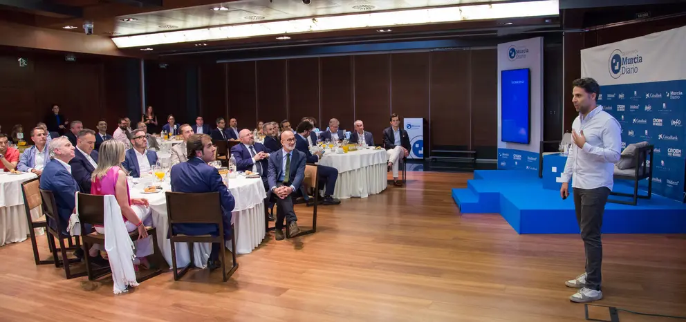 Una panor&aacute;mica de los invitados al Desayunos Murcia Diario durante la intervenci&oacute;n de Rodrigo Rodr&iacute;guez, CEO de Odilo.