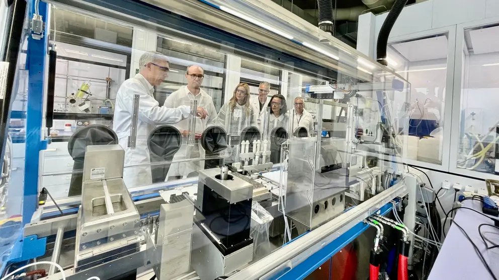 El consejero de Educaci&oacute;n y Empleo, V&iacute;ctor Mar&iacute;n, la directora del SEF, Marisa L&oacute;pez, y los responsables de la empresa Eurofins VillaPharma Research durante su visita al centro de investigaci&oacute;n, ubicado en el Centro Tecnol&oacute;gico de Fuente &Aacute;lamo.