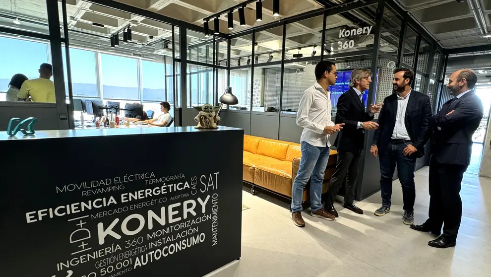 El consejero de Econom&iacute;a y Empresa, Luis Alberto Mar&iacute;n, durante la visita a Konery.