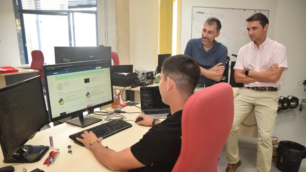 Andr&eacute;s Ruz, Pablo Pav&oacute;n y Jos&eacute; Santa utilizando la herramienta SigmaOnTopic.