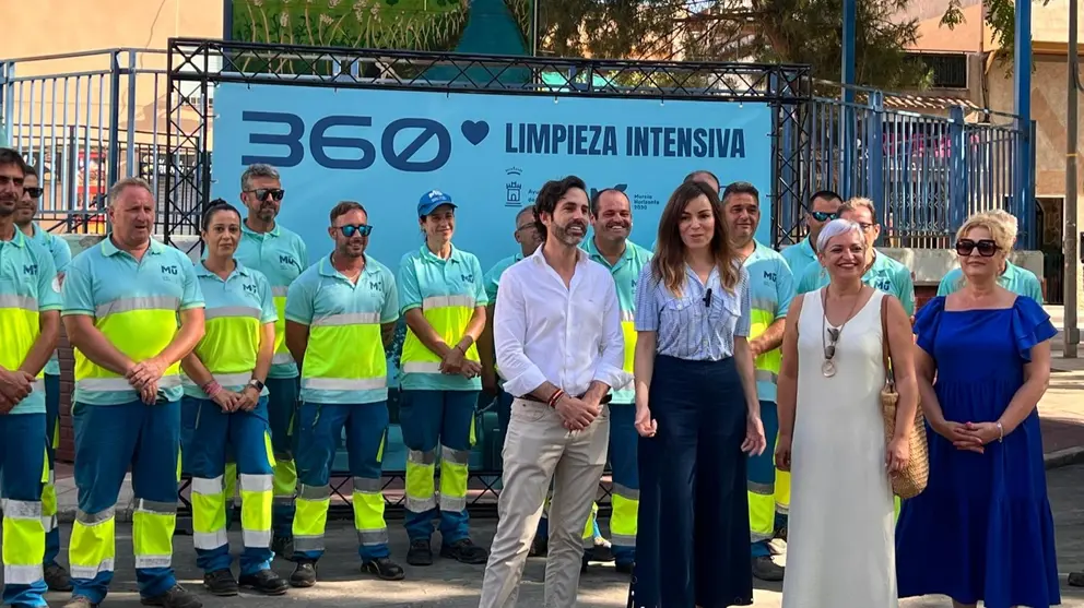 La vicealcaldesa y concejal de Fomento y Patrimonio del ayuntamiento de Murcia, Rebeca P&eacute;rez, presenta el 'Proyecto 360&ordm;', el cual se va a llevar a cabo durante los meses de veranos para reforzar las tareas de higienizaci&oacute;n y limpieza que se realizan de manera habitual.